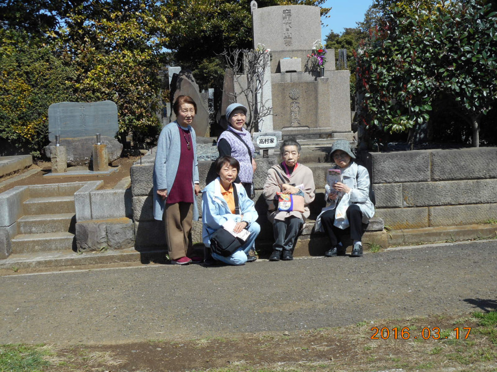 高村光太郎の墓前で