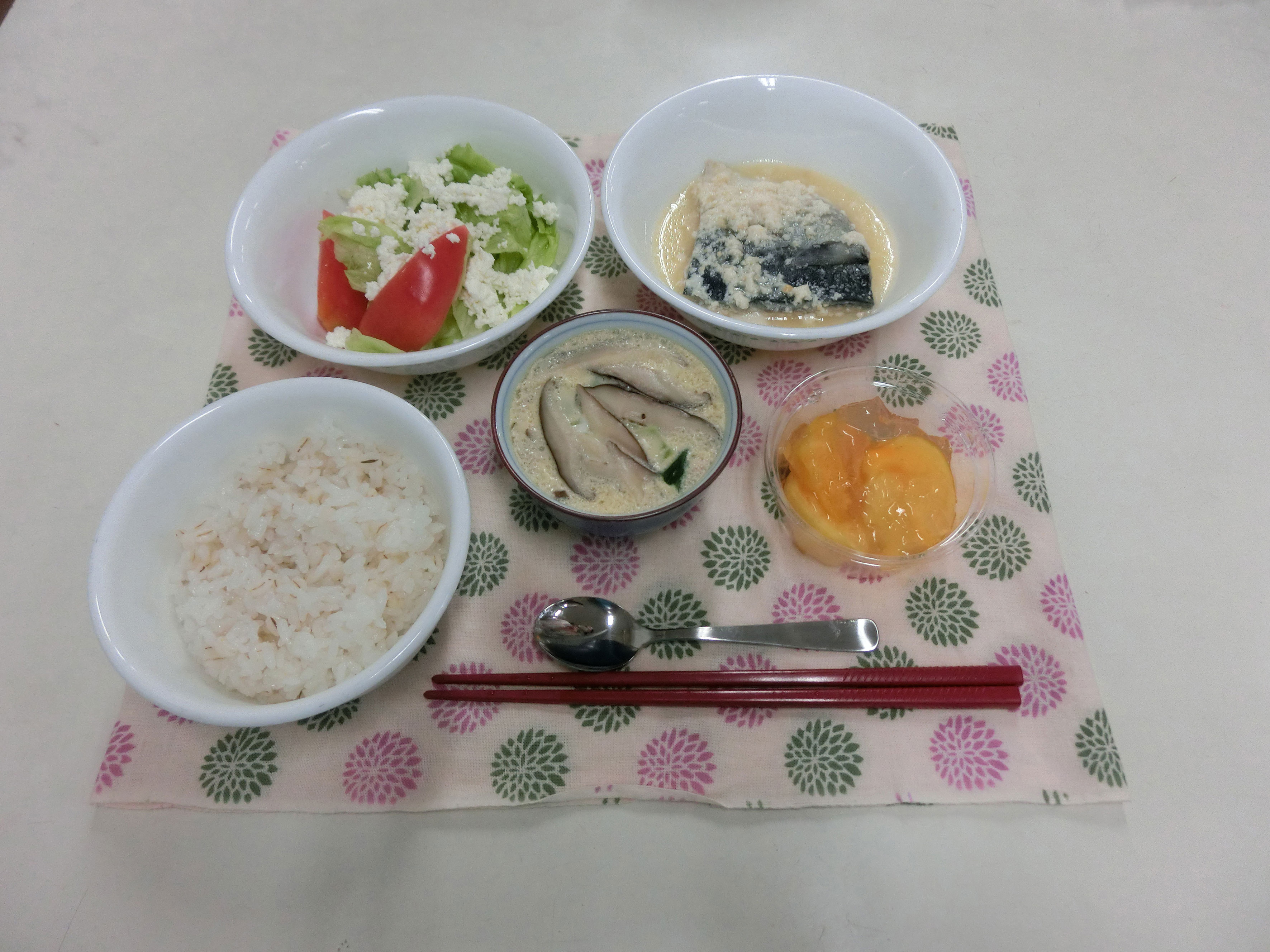 麦入りご飯、サバの味噌煮、茶碗蒸し、サラダ（手作りチーズ入り）、柿ゼリーの５品