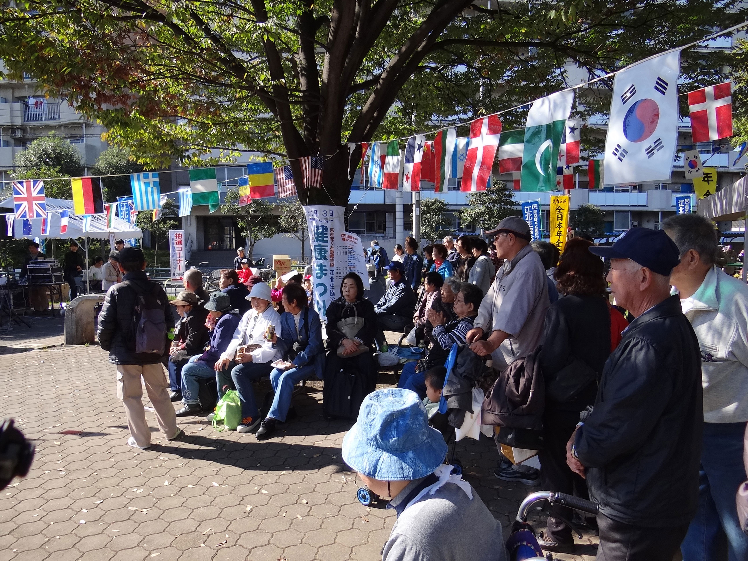 万国旗が揺れる公園で