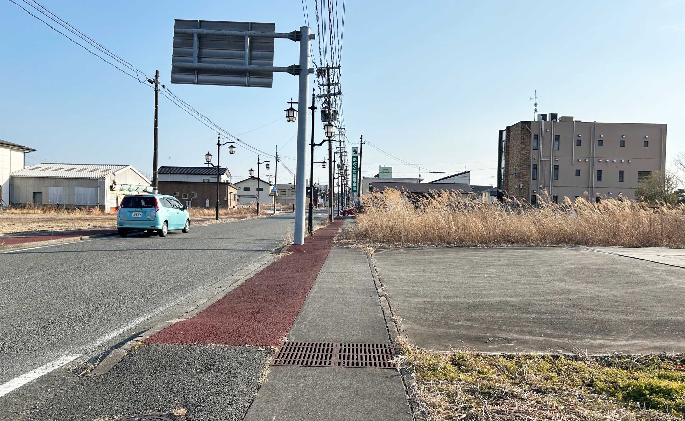 震災前は最も賑やかだった「桜町通」も、今は草が生い茂る