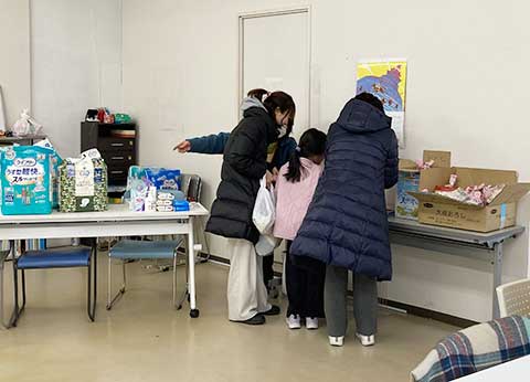 食品以外に文房具やオムツなども配布